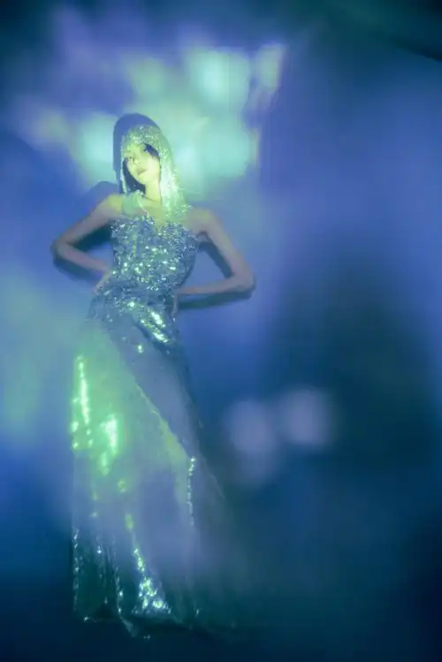 elle风尚大典##张婉清金属银浪漫波光裙