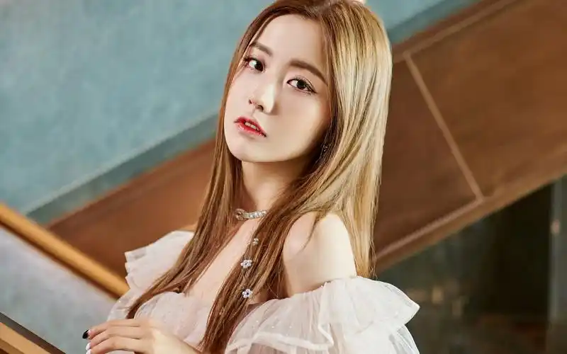 王艺瑾仙女纱裙写真桌面壁纸