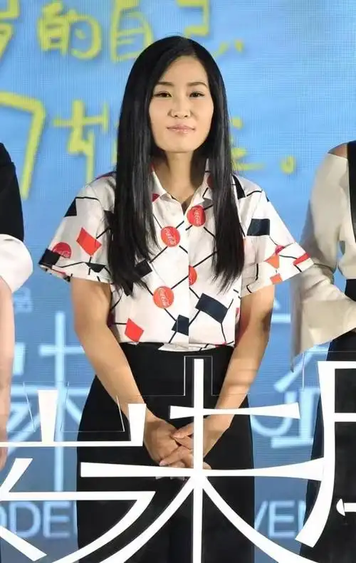 没想到张艺谋大女儿张末已38岁不靠老爸也优秀穿搭简单接地气