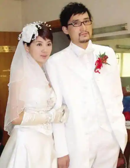 支撑时,人气下滑,事业走下坡路成了必然之事,这不仅仅是李佳璾的悲哀