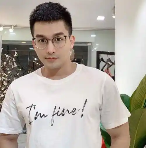 男人30岁后哪一款发型更值得去剪半露额短发让你更帅气