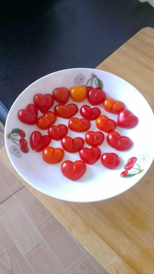将小西红柿洗净备好;2.