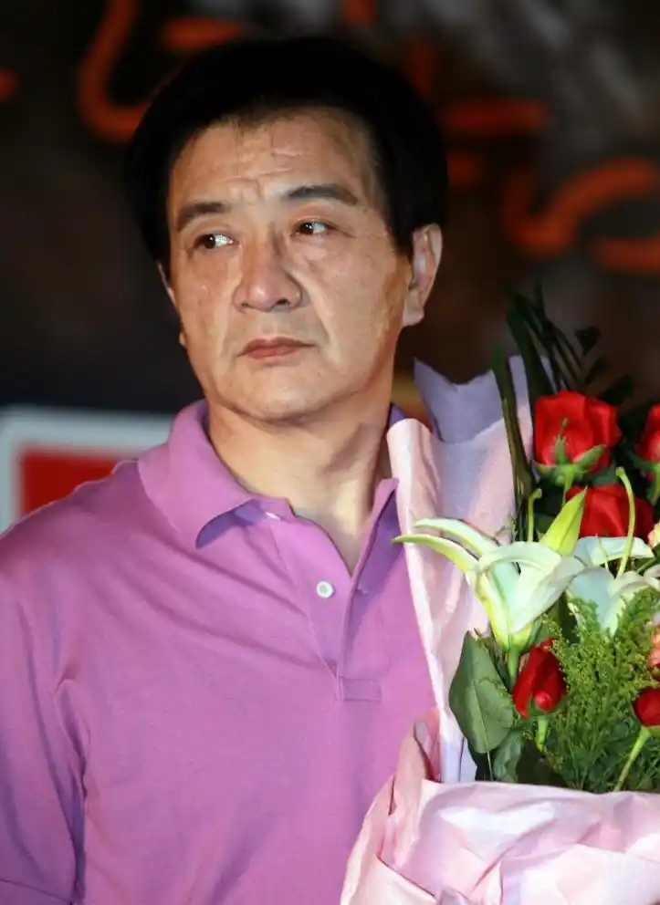 周里京:前妻38岁家中被害,45岁娶小10岁二婚娇妻,如今怎样了?