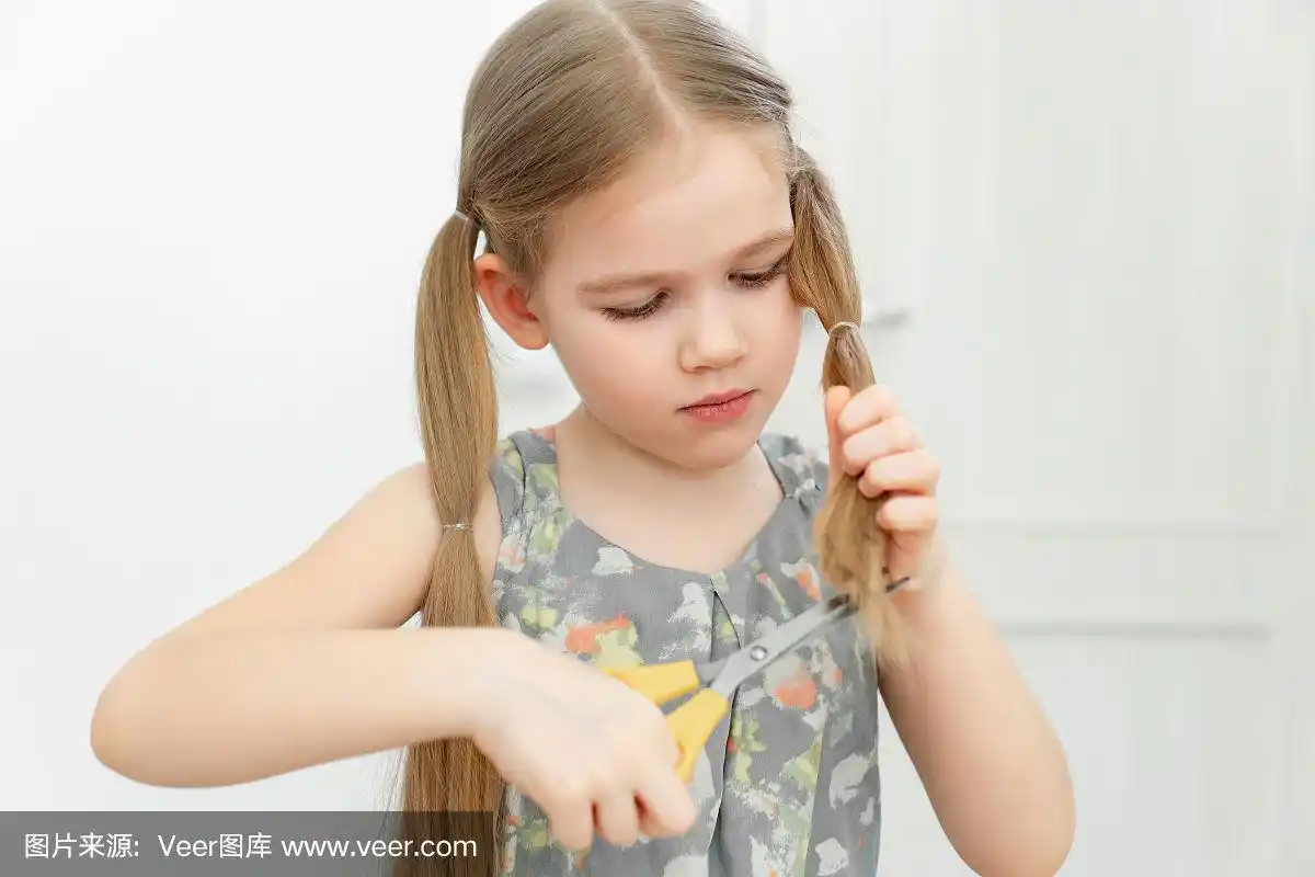 小女孩用剪刀给自己剪头发