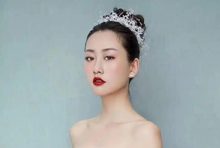 免费上门-5人起定主持妆 晚宴妆