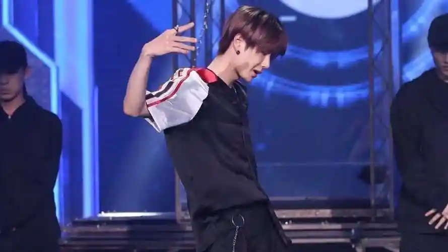 王一博的锤子舞一举一动简直帅炸了小哥哥这是实力圈粉啊