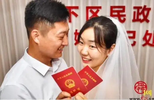 全国第一张跨省通办的结婚证在济南发出钻石婚夫妇为其颁证