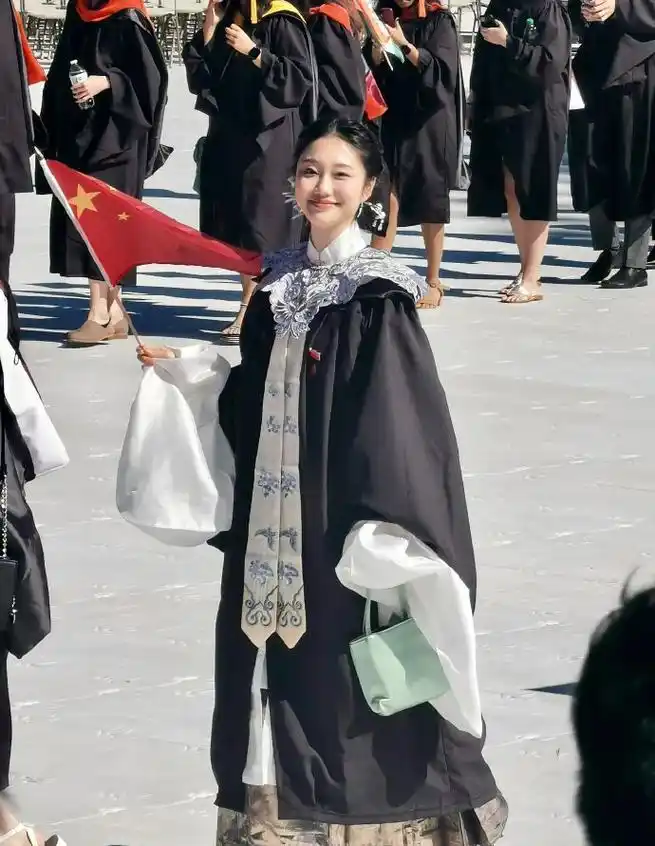 现在的留学生真会"玩",用云肩搭配学士服,毕业典礼美出圈!
