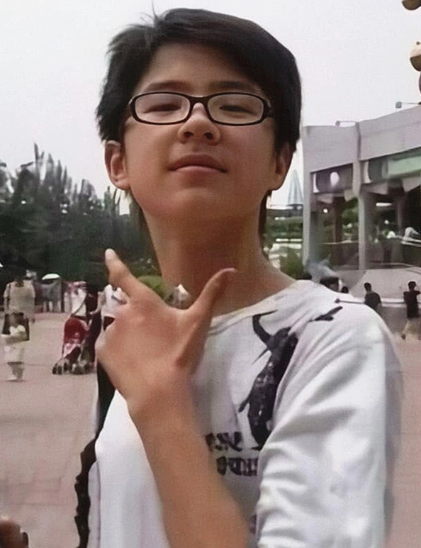 有一种"整容"叫刘昊然长大后,旧照戴眼镜认不出,如今完美逆袭