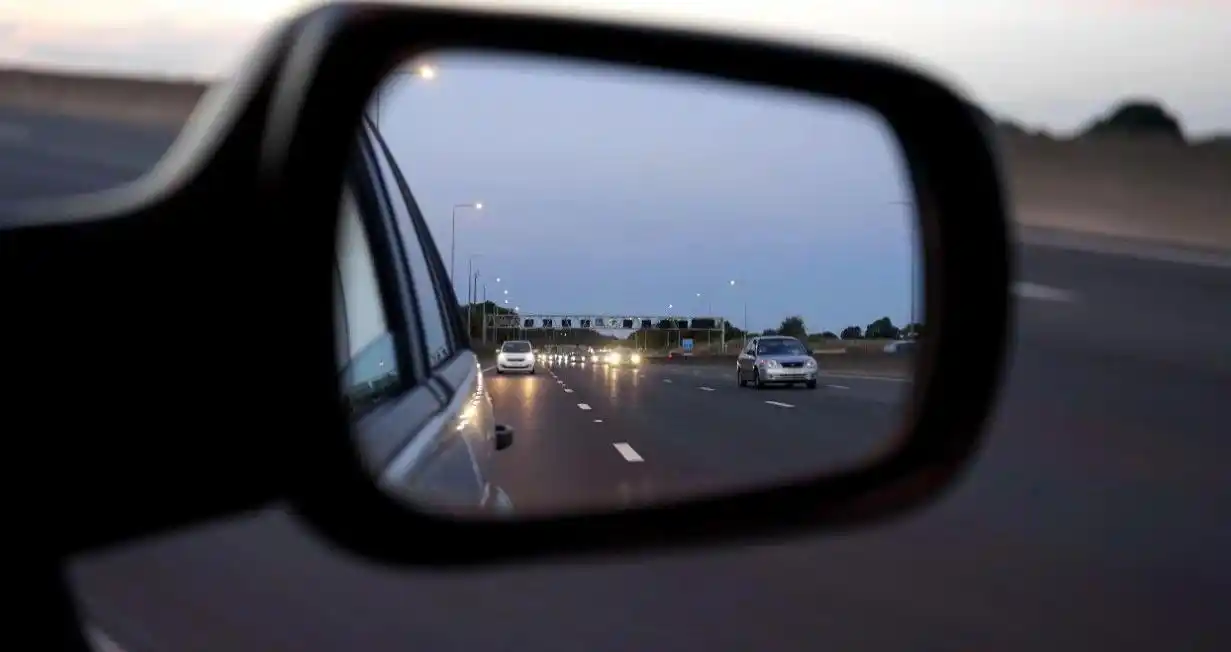 晚上开车多注意,这些窍门要谨记,可以提高夜间出行的安全