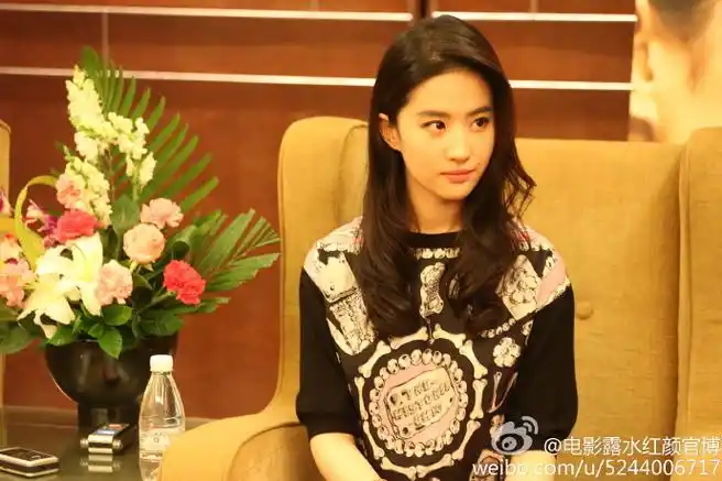 【#露水红颜#全国路演61重庆站】媒体见面会现场,茜茜@刘亦菲讲述拍
