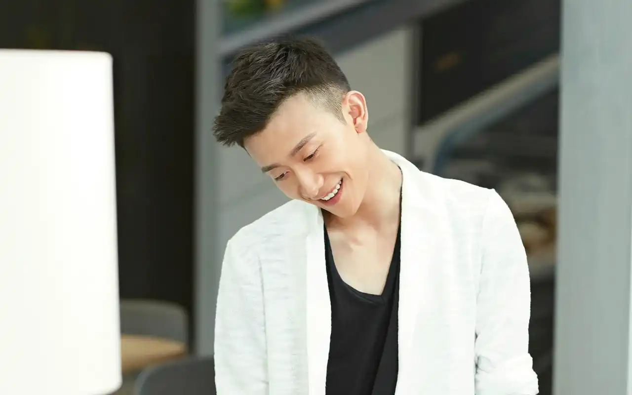 实力明星张一山时尚杂志写真图片桌面壁纸-大陆明星-壁纸下载-美桌网