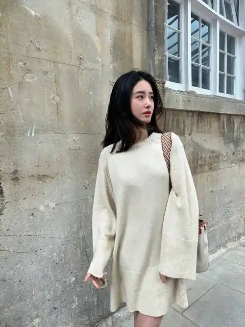 杨采钰带火了抢镜穿搭:上衣比半身裙还要短,这气场一般人比不上_黑色