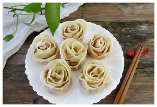 我家饺子新包法刚上桌儿子就抢着吃直呼太有创意了