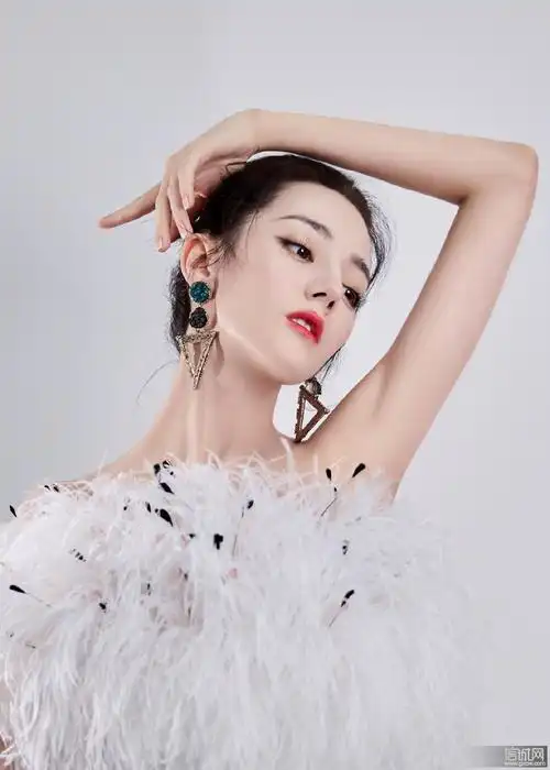 迪丽热巴穿羽毛短裙化身白天鹅 精致妆容勾勒美丽面庞