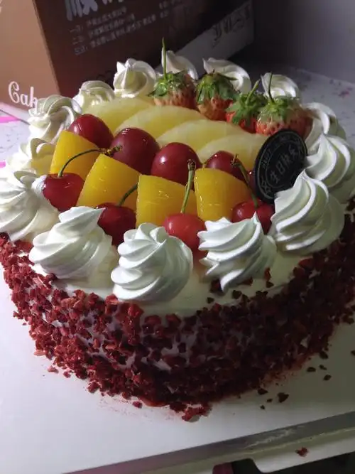 第一次 生日蛋糕不是在家里吃 没有和家人分享 然而生日愿望却是和