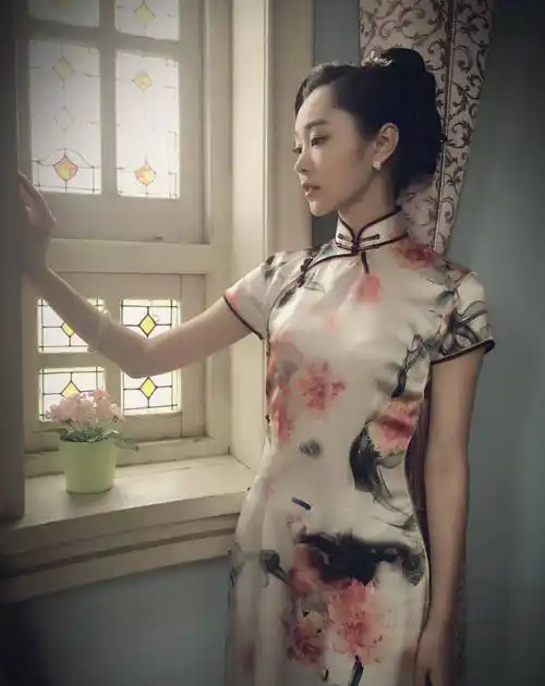 展现东方女人魅力的旗袍,这些好身材的明星穿出了灵魂惊艳了时光_气质