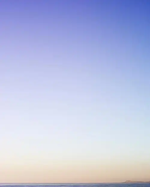 紫色到白色的渐变