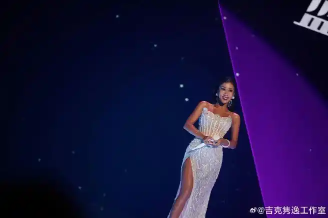 打到脚背#@吉克隽逸昨晚湖南卫视中秋之夜造型好美,一身高开衩亮片裙