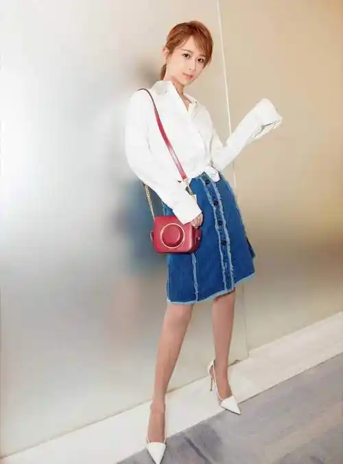 赵今麦18岁已经是人生赢家,穿白衬衫配短裙眼神清澈,气质灵动