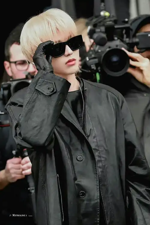 蔡徐坤米兰看秀造型路透