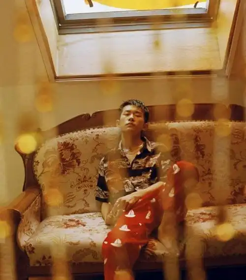 易烊千玺杂志内页公开穿背心打赤脚躺浴缸姿势太撩人