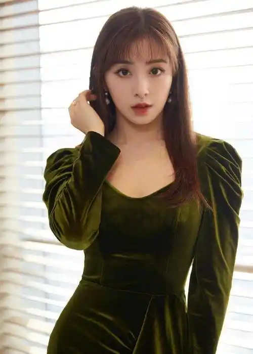 张含韵大胆秀身材现身我和我的家乡首映礼一改昔日少女风