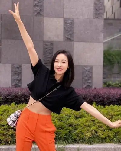 原创罕见宋茜穿露脐装,当看到"巴掌腰":我决定今天不吃饭了!