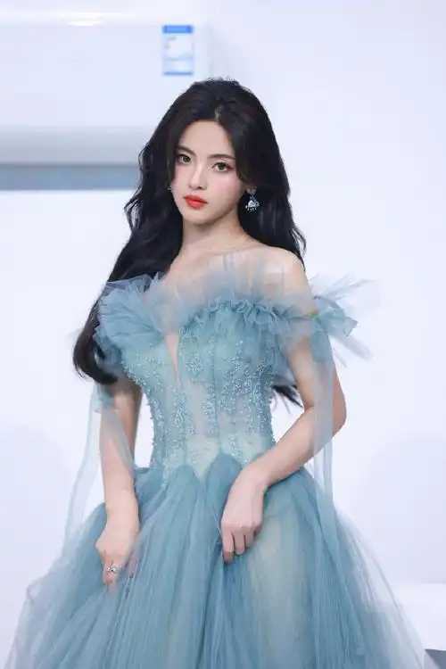 杨超越穿水蓝纱裙精致典雅秀发飘逸气质佳