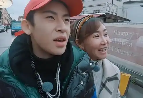 某男团成员出道,妈妈上节目各种表现,想红的心藏不住了_小鬼