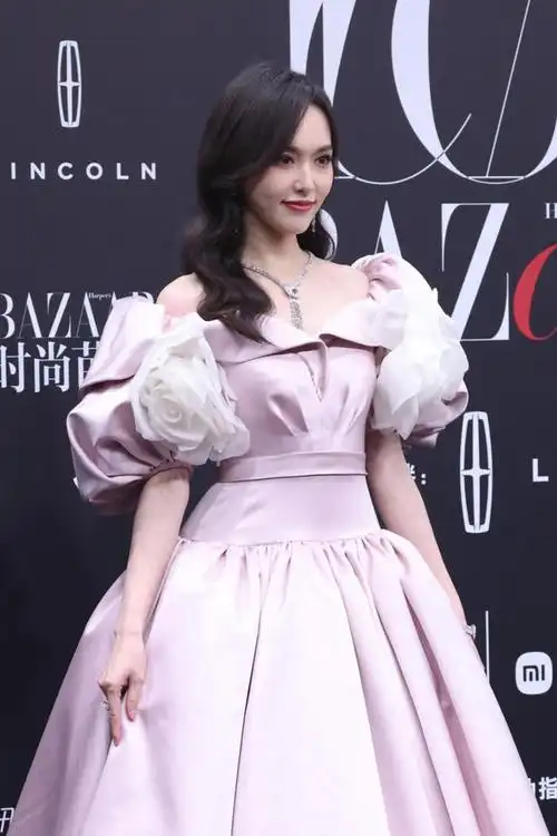 赵丽颖高定惊艳红毯唐嫣改装礼服遭吐,芭莎明星礼服大pk谁最美?