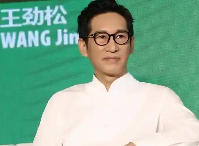 演员王劲松因私信粉丝要求不使用他的照片作为头像,引发了一场热议.