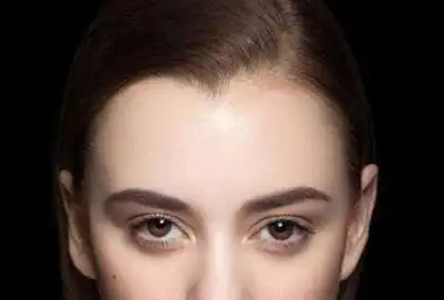 脸型漂亮而长有美人尖的人并不多,很多人脑门上的发际线,都是平平的