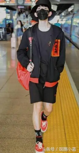 易烊千玺穿起直筒长袜比女生还好看!这腿真让人嫉妒!