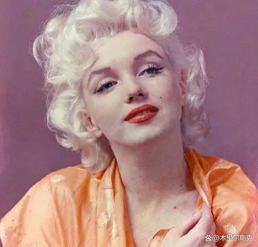 梦露:36岁死亡却老态尽显,生前风华绝代又如何?只能狼狈入葬