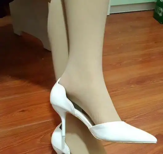 一双白色高跟鞋配上薄丝袜把控女神气质成为时尚焦点