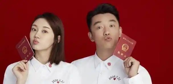 郑恺苗苗结婚一周年,庆祝的方式有点太简单,深夜在牛肉面馆吃拉面