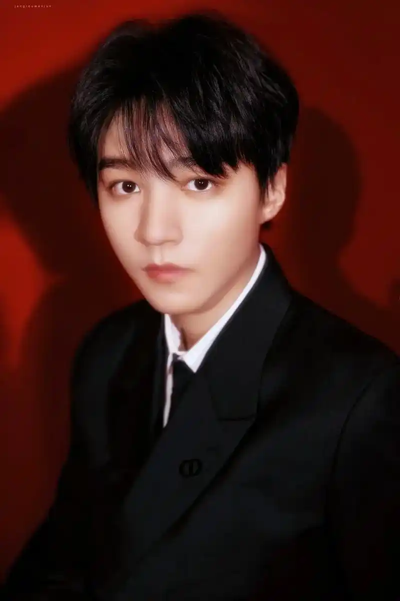 自修#王俊凯 优质代言展现个人商业价值,各大单封写意多变时尚 - 抖音