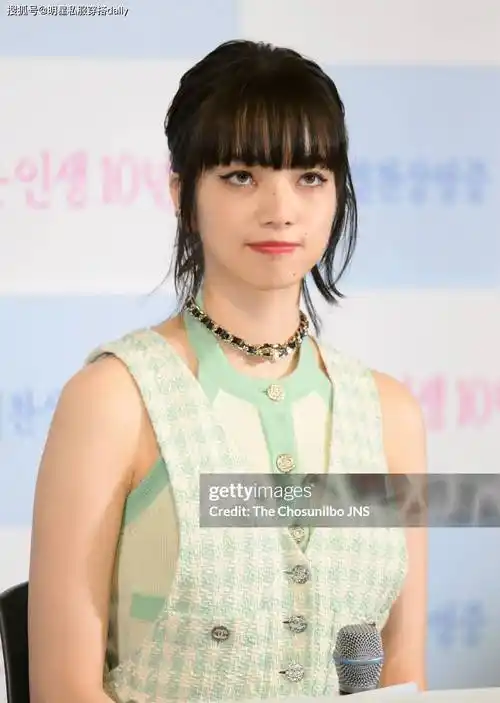 日本"厌世脸"女神小松菜奈生子当妈,时尚与爱情并存!_人们_角色_演技