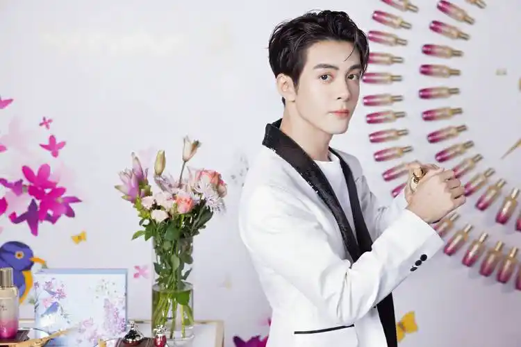 曾舜晞白西装亮相绅士帅气 分享护肤秘诀