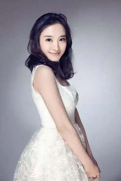 林好清纯写真纱裙出镜显公主范 温暖活泼似精灵