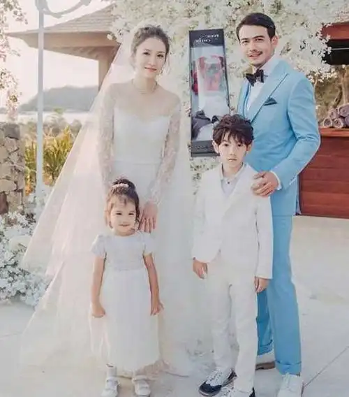 杨烁结婚十余年,两人堪称娱乐圈模范夫妻,妻子竟是童年女神