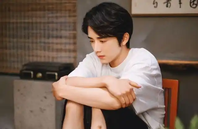 张新成新剧造型辣眼睛!他最出圈的一次竟然是因为"姨味"太重