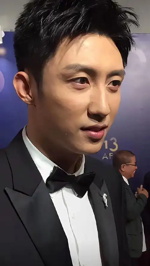 有记者采访黄景瑜,说了半天的英文,黄景瑜直接来了一句,你会说中文吗?