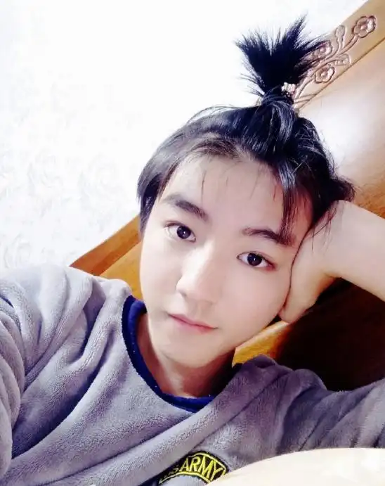 王俊凯扎两个小辫子,酷似小姑娘!