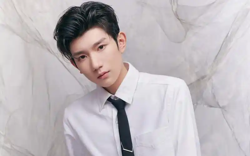 王源酷帅有型写真桌面壁纸