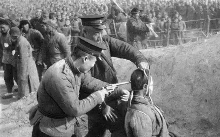 1945年各地枪决汉奸真实画面!汉奸哭喊冤枉,围观民众愤怒吐口水