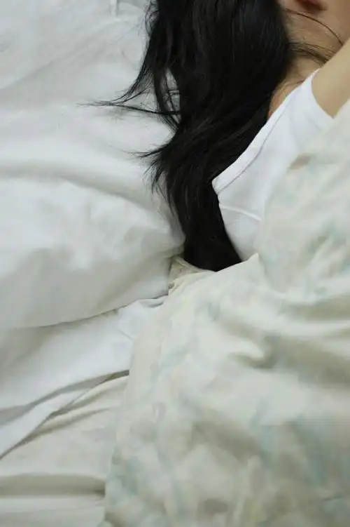 种人,被子,被单,卧着,年轻女性,女人,女性,亚洲人,困,困觉,寝息,睡觉