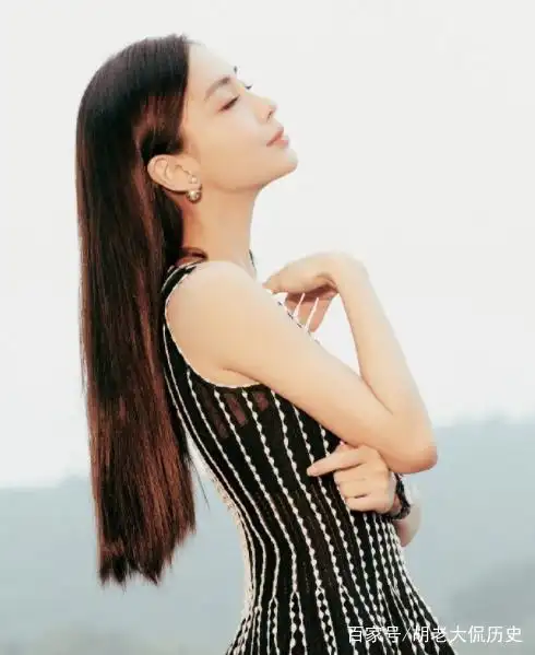 angelababy:女神身着黑白条纹礼服,优雅明媚,魅力撩人!