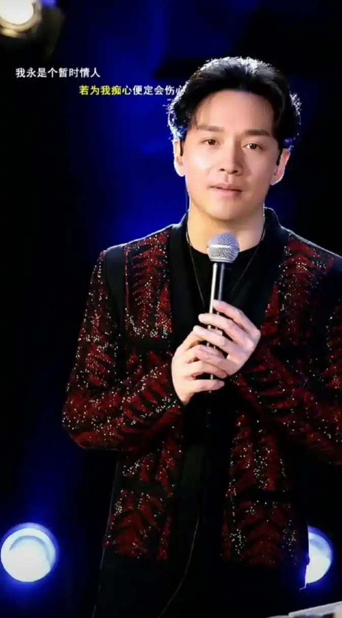 这个"张国荣"模仿的不能说很像吧,简直就是一模一样!